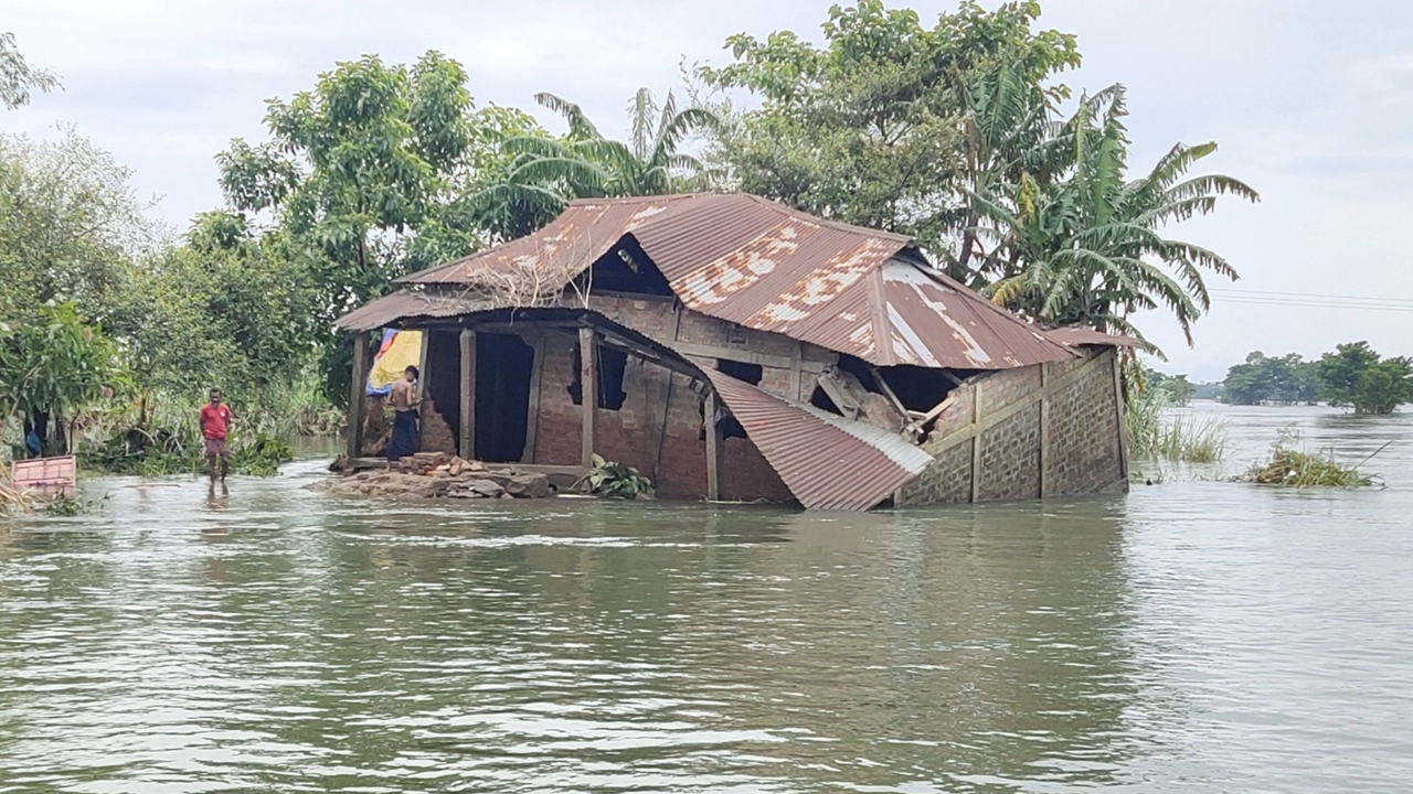 বানের পানি সরতে শুরু করলেও অনেক পরিবার পানির মধ্যে বসবাস করছেন। ছবি : কালবেলা