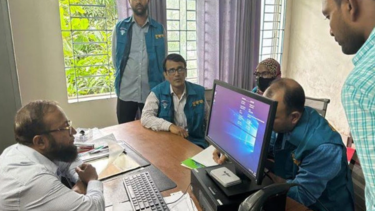 বরিশাল বিভাগীয় পাসপোর্ট অফিসে দুদকের অভিযান। ছবি : কালবেলা