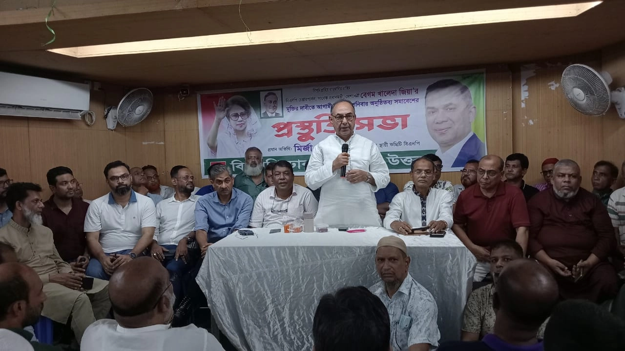 ঢাকা মহানগর উত্তর বিএনপির সদ্য বিলুপ্ত কমিটির নেতৃবৃন্দের সঙ্গে এক প্রস্তুতি সভায় কথা বলেন মির্জা আব্বাস। ছবি : কালবেলা