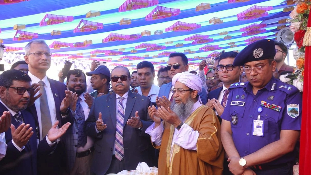 বগুড়ার আদালত প্রাঙ্গণে বিচারপ্রার্থীদের জন্য নির্মিত বিশ্রামাগার ‘ন্যায়কুঞ্জ’ উদ্বোধন করেন প্রধান বিচারপতি ওবায়দুল হাসান। ছবি : কালবেলা