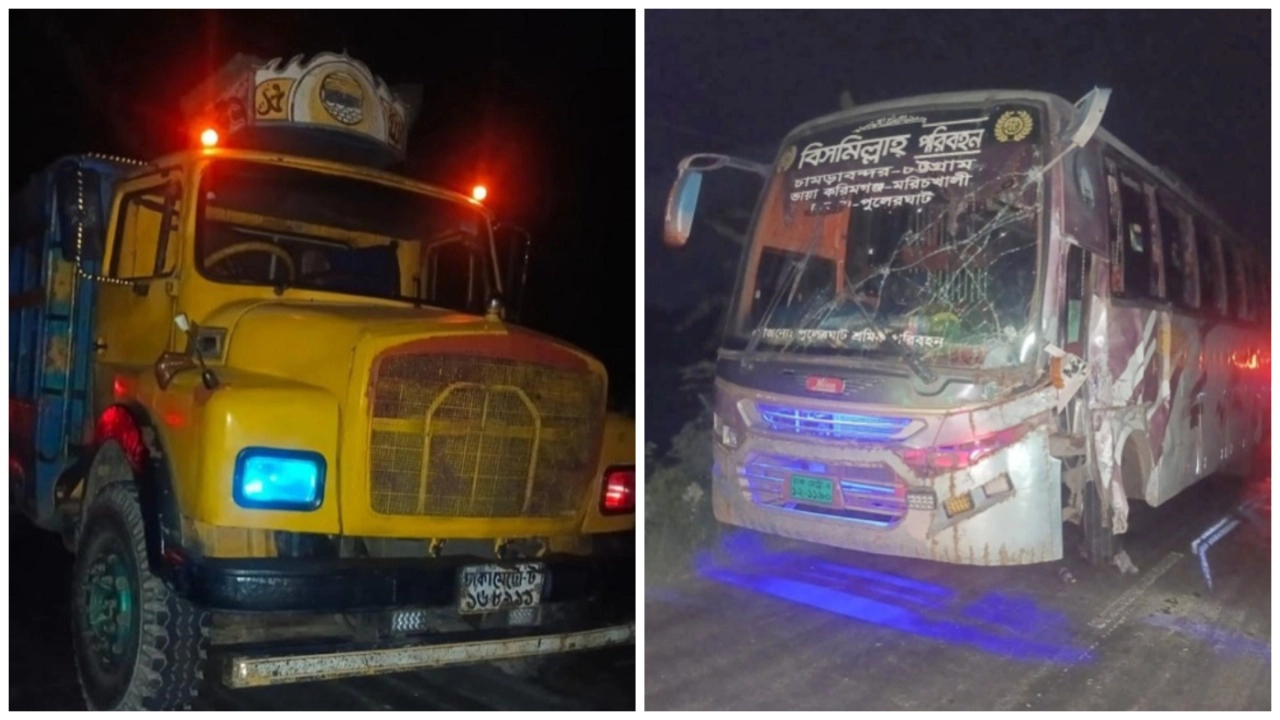 ব্রাহ্মণবাড়িয়ার কসবায় দুর্ঘটনাকবলিত বাস ও ট্রাক। ছবি : কালবেলা