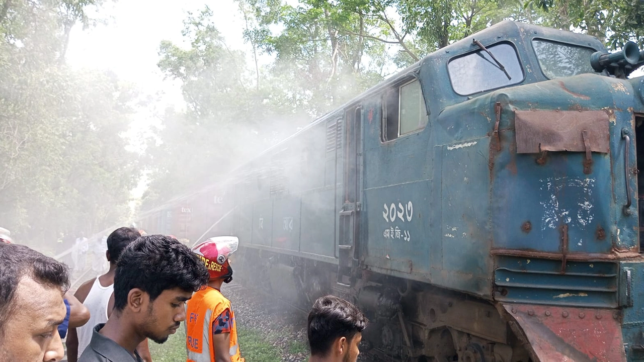 চট্টগ্রামের মিরসরাইয়ে মালবাহী ট্রেনের ইঞ্জিনে আগুন।