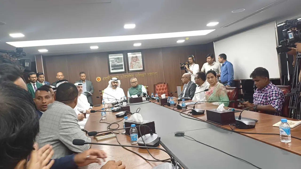 মন্ত্রণালয়ে প্রবাসী কল্যাণ ও বৈদেশিক কর্মসংস্থান প্রতিমন্ত্রী শফিকুর রহমান চৌধুরী। ছবি : কালবেলা
