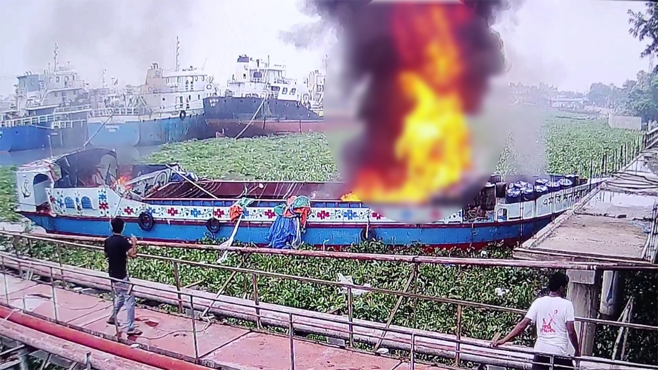 নারায়ণগঞ্জের ফতুল্লায় বুড়িগঙ্গা নদীতে তেলের ড্রামবাহী ট্রলারে আগুন। ছবি : কালবেলা