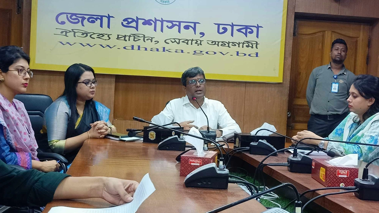 ঢাকা জেলা প্রশাসকের কার্যালয়ে এক সংবাদ সম্মেলন করেন জেলা প্রশাসক আনিসুর রহমান। ছবি : কালবেলা