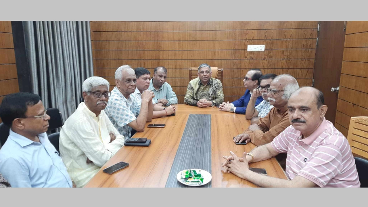 কাকরাইলে হিন্দু সম্প্রদায়ের নেতাদের সঙ্গে এক মতবিনিময় সভায় কথা বলেন আ ফ ম বাহাউদ্দিন নাছিম। ছবি : কালবেলা