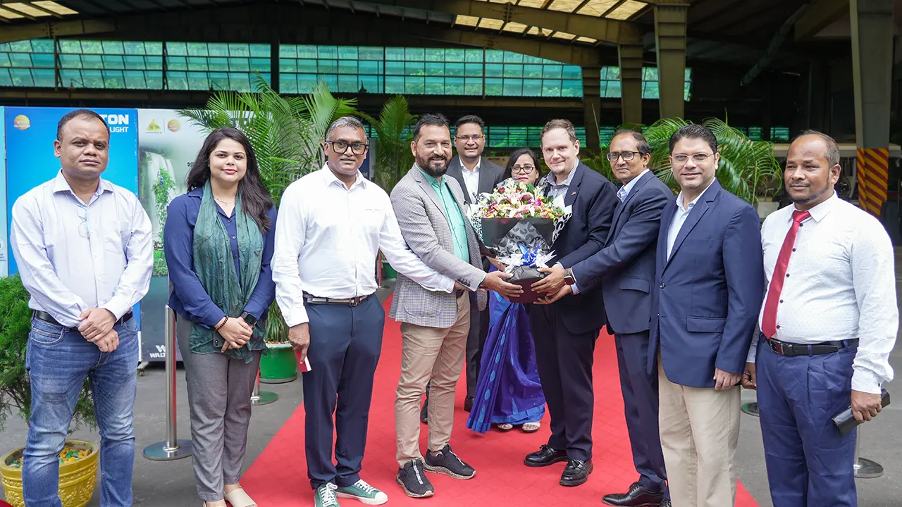 প্রতিনিধিদলকে স্বাগত জানান ওয়ালটন হাই-টেক ইন্ডাস্ট্রিজ পিএলসির অ্যাডিশনাল ম্যানেজিং ডিরেক্টর (এএমডি) জিয়াউল আলম এফসিএ ও ডেপুটি ম্যানেজিং ডিরেক্টর ইউসুফ আলী। ছবি : সৌজন্য