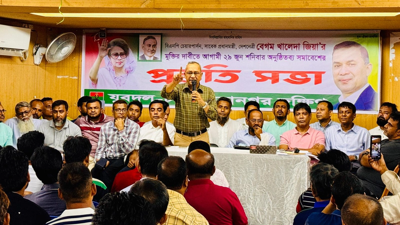 নয়াপল্টনের ভাসানী মিলনায়তনে ঢাকা মহানগর উত্তর ও দক্ষিণের এক প্রস্তুতি সভায় কথা বলেন আব্দুল মোনায়েম মুন্না। ছবি : কালবেলা
