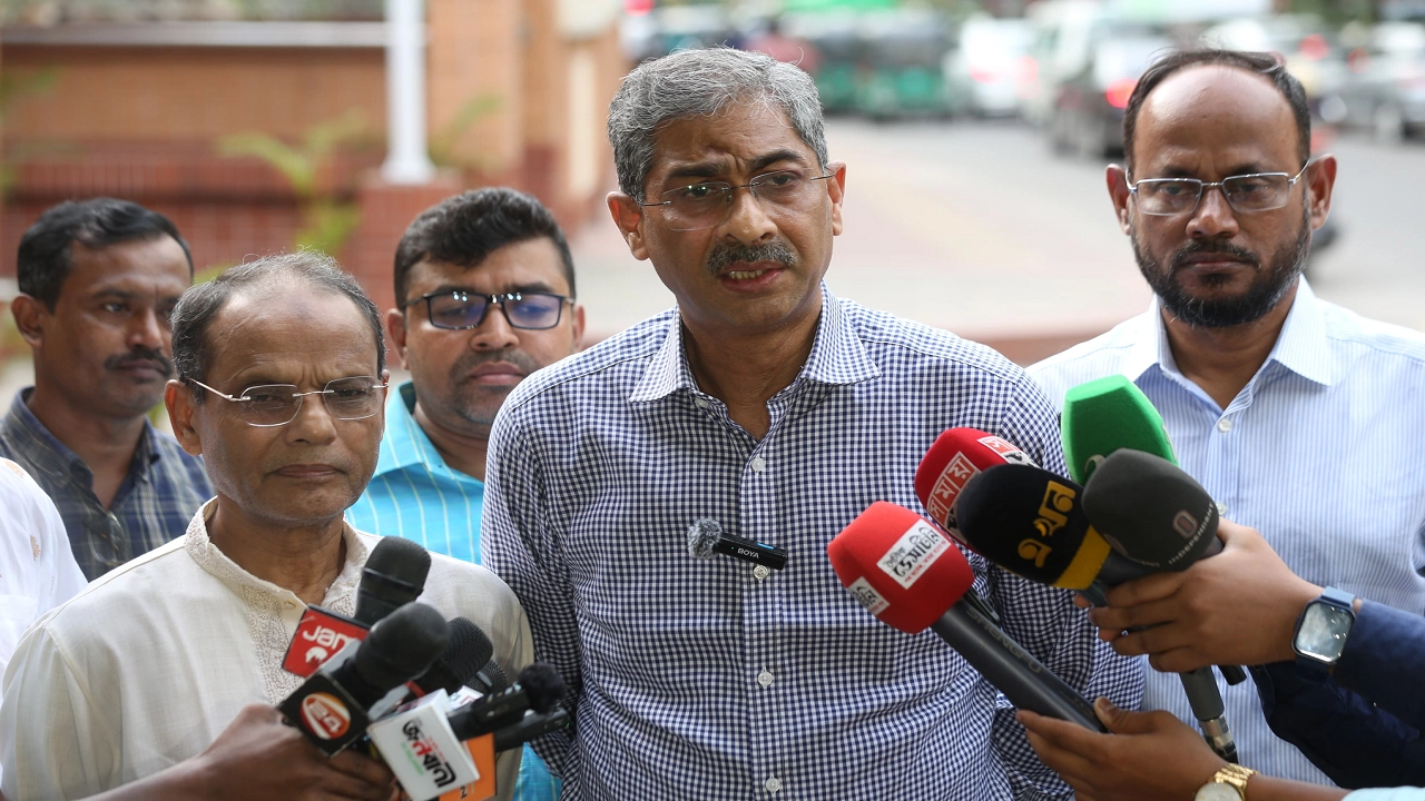ডিএমপি কার্যালয় থেকে বের হয়ে সাংবাদিকদের সঙ্গে কথা বলেন বিএনপির যুগ্ম মহাসচিব শহীদ উদ্দিন চৌধুরী এ্যানি। ছবি : কালবেলা