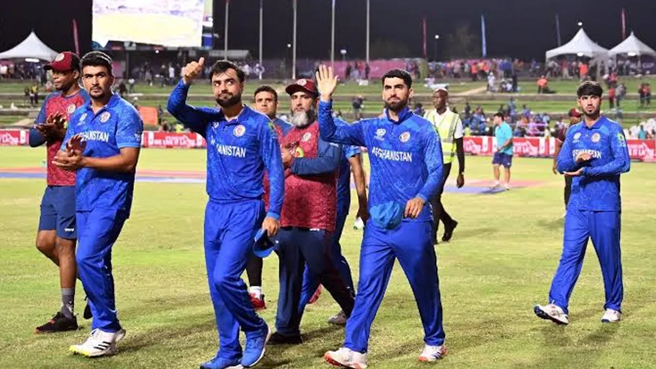 খেলার পর মাঠ ছাড়ছেন আফগান ক্রিকেটাররা। ছবি : সংগৃহীত