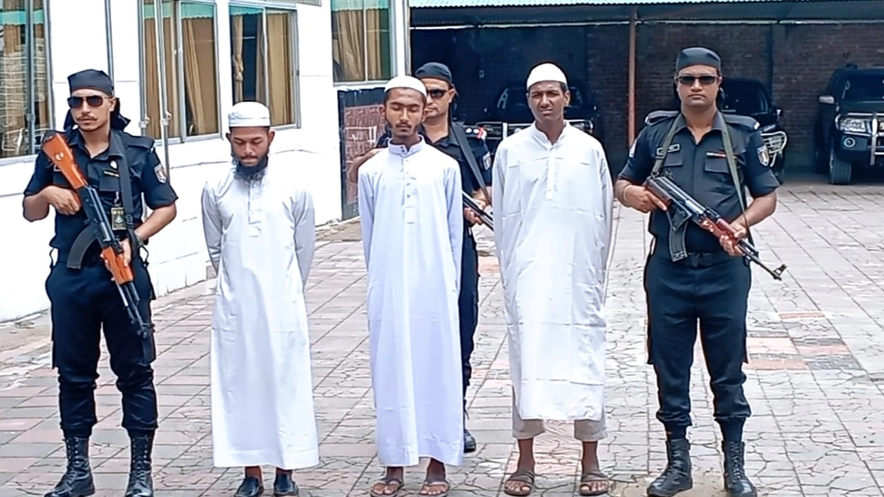 র‌্যাবের হাতে আটক আনসার আল ইসলামের সক্রিয় সদস্যরা। ছবি : সংগৃহীত