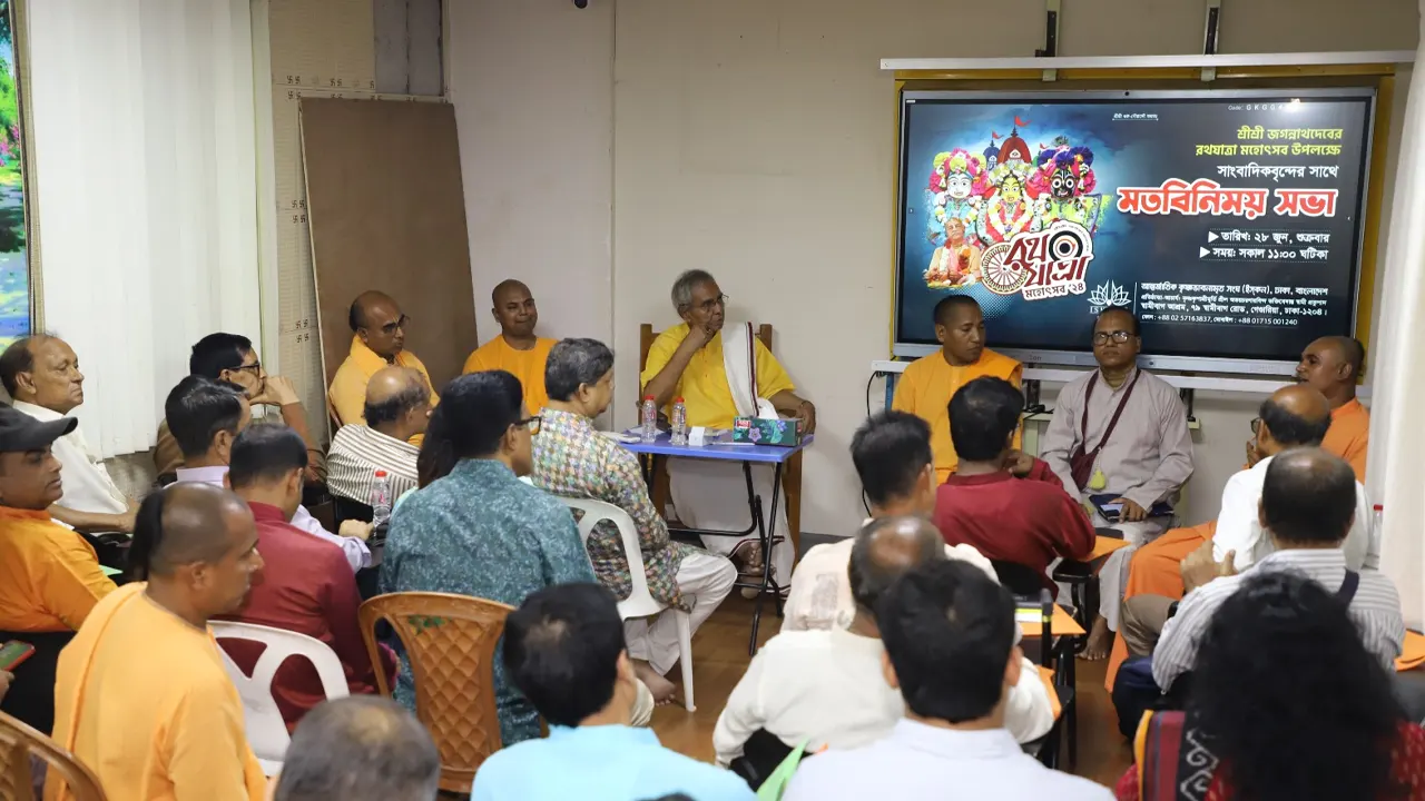 রাজধানীর স্বামীবাগে ইসকন মন্দিরে সাংবাদিকদের সঙ্গে আয়োজিত মতবিনিময় সভা। ছবি : কালবেলা