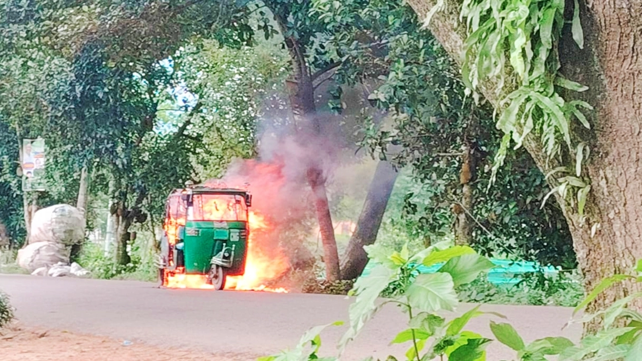 কুমিল্লার-কসবা রোডের কসবা টি আলীর মোড় এলাকায় সিএনজির গ্যাস সিলিন্ডার লিকেজ হয়ে আগুন ধরে যায়। ছবি : কালবেলা