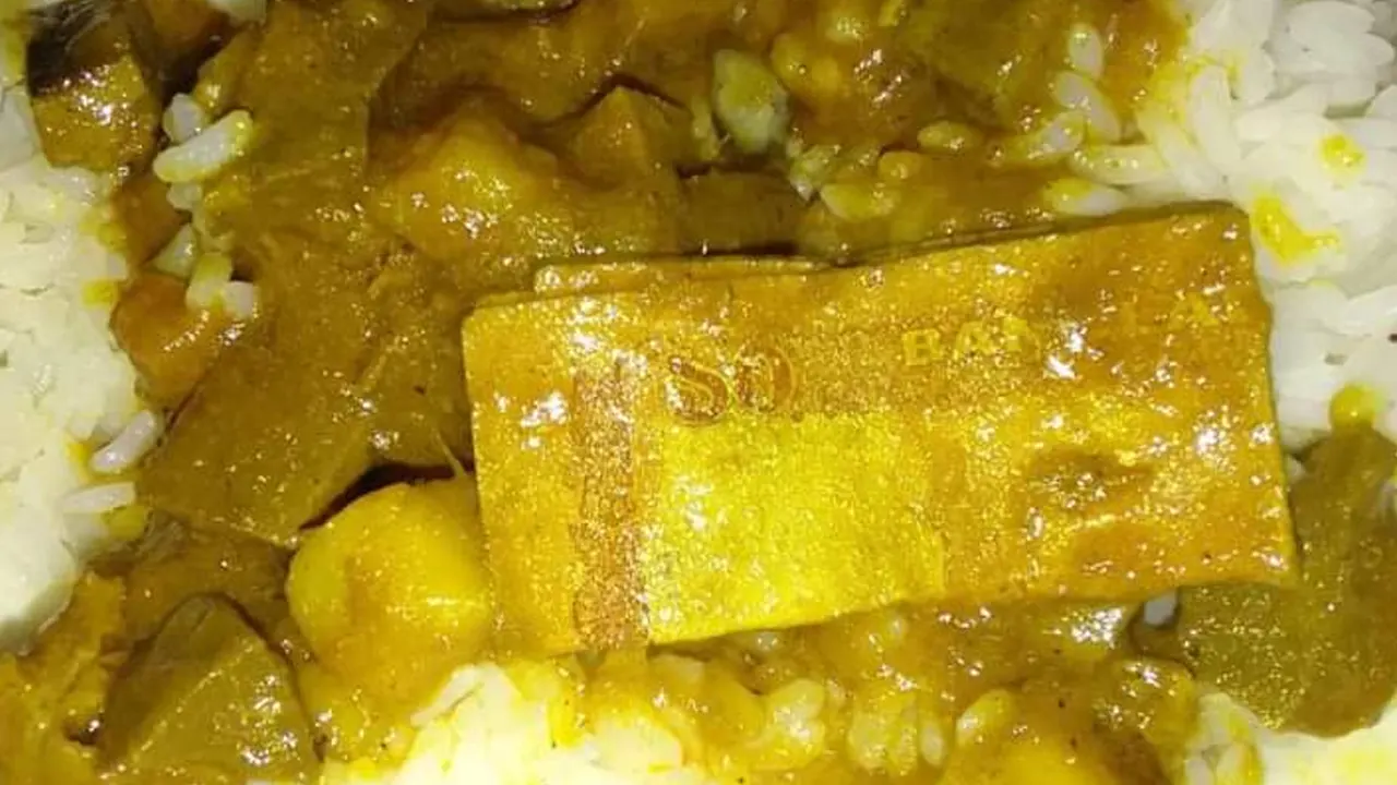 হাজী মুহম্মদ মুহসীন হলের ক্যান্টিনে খাসির মাংসের তরকারিতে দশ টাকার নোট। ছবি : কালবেলা
