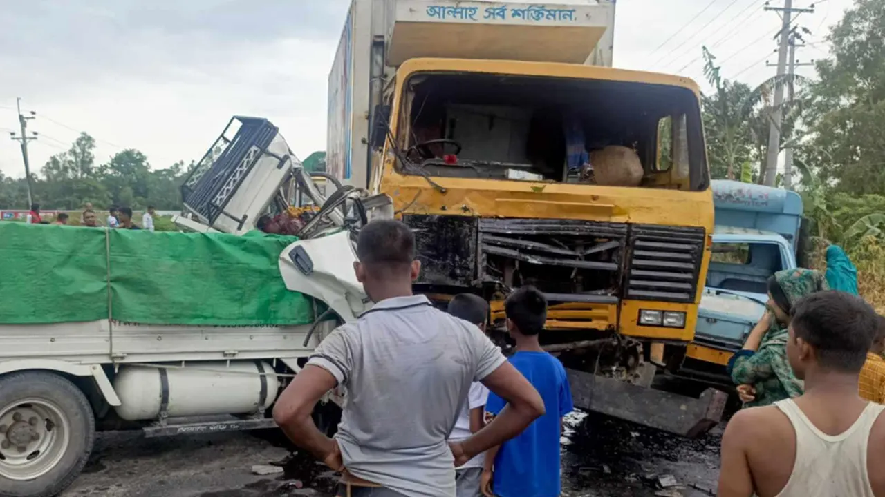 নরসিংদীর রায়পুরায় ঢাকা-সিলেট মহাসড়কে ত্রিমুখী সংঘর্ষ। ছবি : কালবেলা