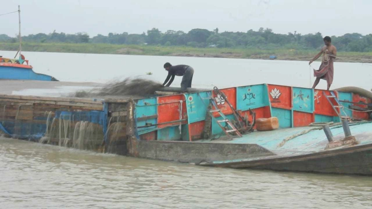 নদী থেকে উত্তোলন করা হচ্ছে বালু। ছবি : কালবেলা