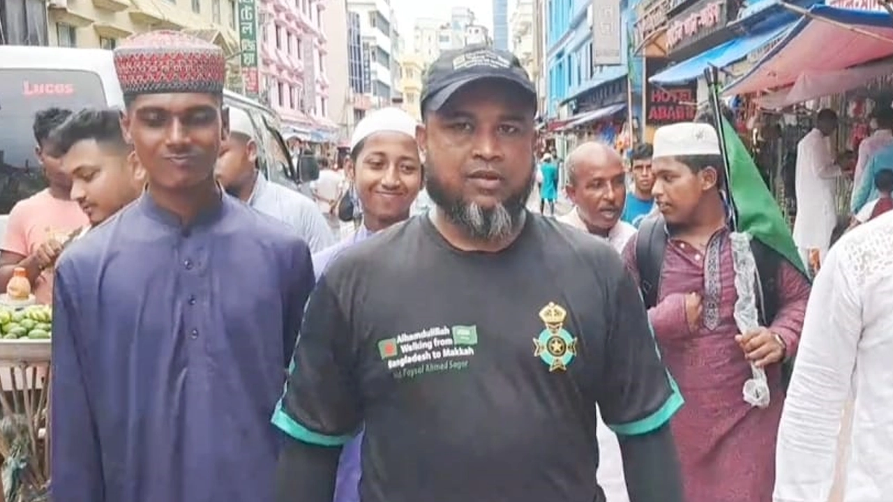 হজ পালনের উদ্দেশ্যে রওনা দিয়েছেন মৌলভীবাজারের ফয়সল আহমদ সাগর। ছবি : কালবেলা