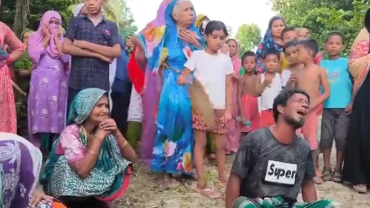 নিহত প্রতিবন্ধী কিশোরীর স্বজনদের আহাজারি। ছবি : কালবেলা