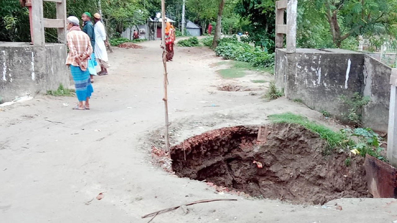 গাইবান্ধা সদরের খোলাহাটি ইউনিয়নের মোল্লা বাজার এলাকায় বাঁধে বড় গর্ত দেখা দিয়েছে। ছবি : কালবেলা