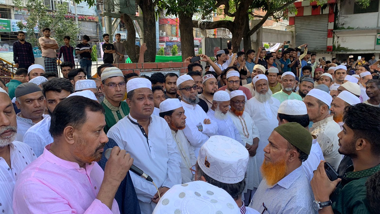 চট্টগ্রাম নগরের রিয়াজউদ্দিন বাজারের মোহাম্মদিয়া মার্কেটে অগ্নিকাণ্ডে নিহতের জানাজায় আ.লীগ নেতারা। ছবি : কালবেলা