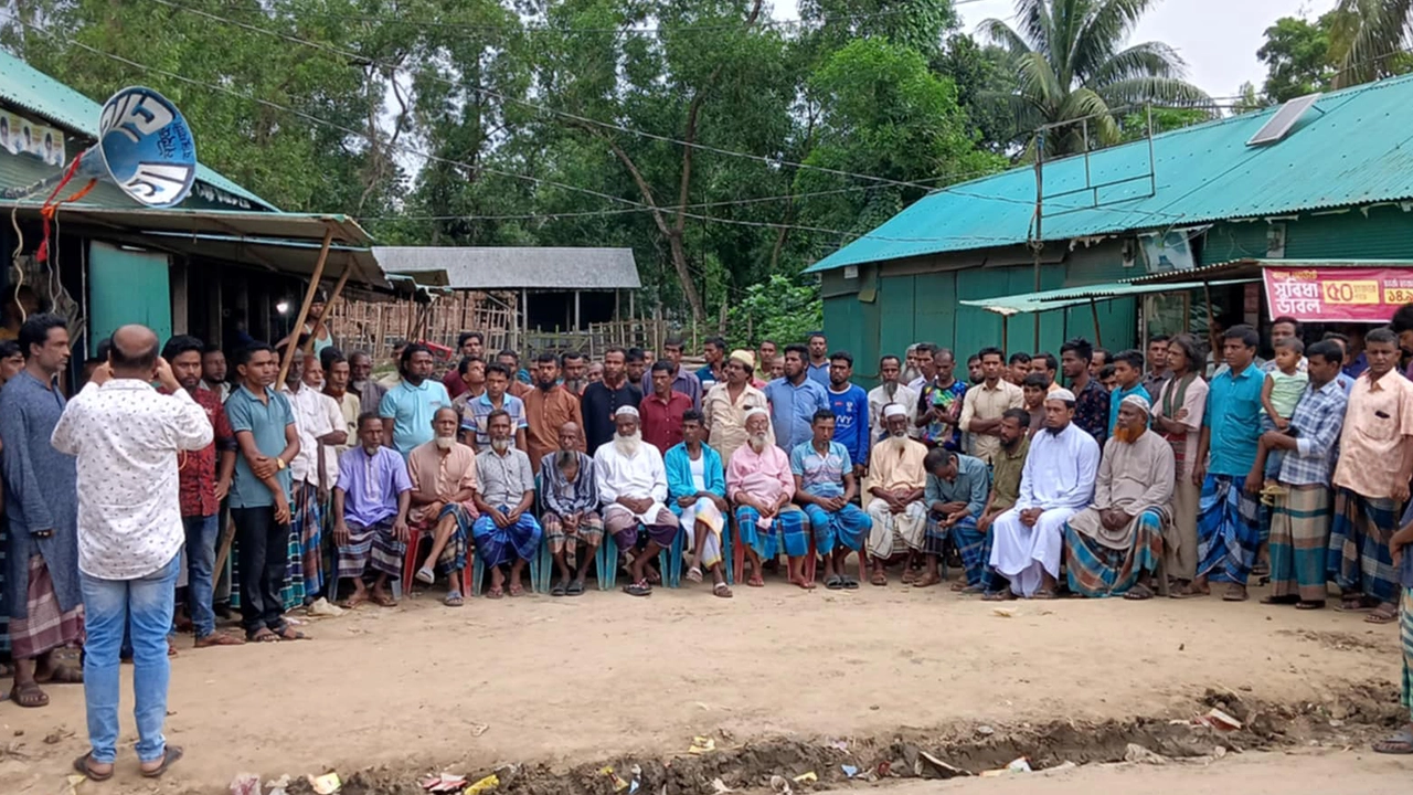 শেরপুরের নালিতাবাড়ী উপজেলার পল্লী বিদ্যুতের গ্রাহকদের বিক্ষোভ সমাবেশ। ছবি : কালবেলা