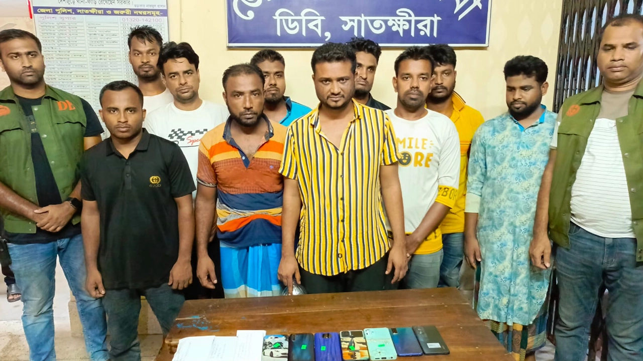 জুয়াচক্রের ১০ সদস্যকে আটক করেছে পুলিশ। ছবি : কালবেলা