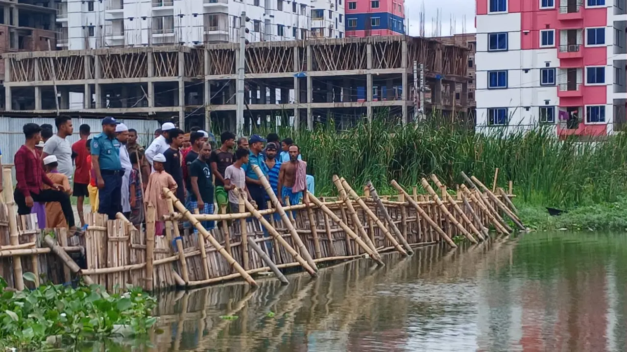 ডোবার পানিতে ডুবে শিশুর মুত্যু। ছবি : কালবেলা