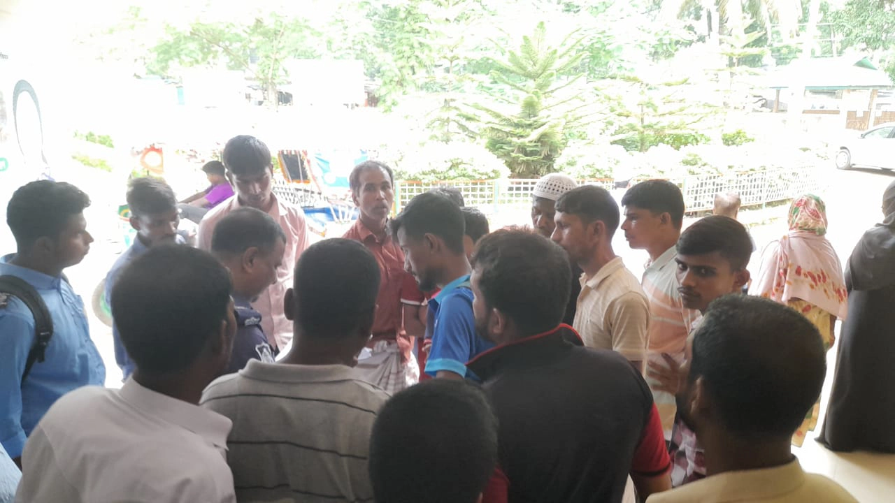দুর্ঘটনায় নিহতদের মরদেহ ঘিরে হাসপাতাল চত্বরে স্বজনদের জটলা। ছবি : কালবেলা