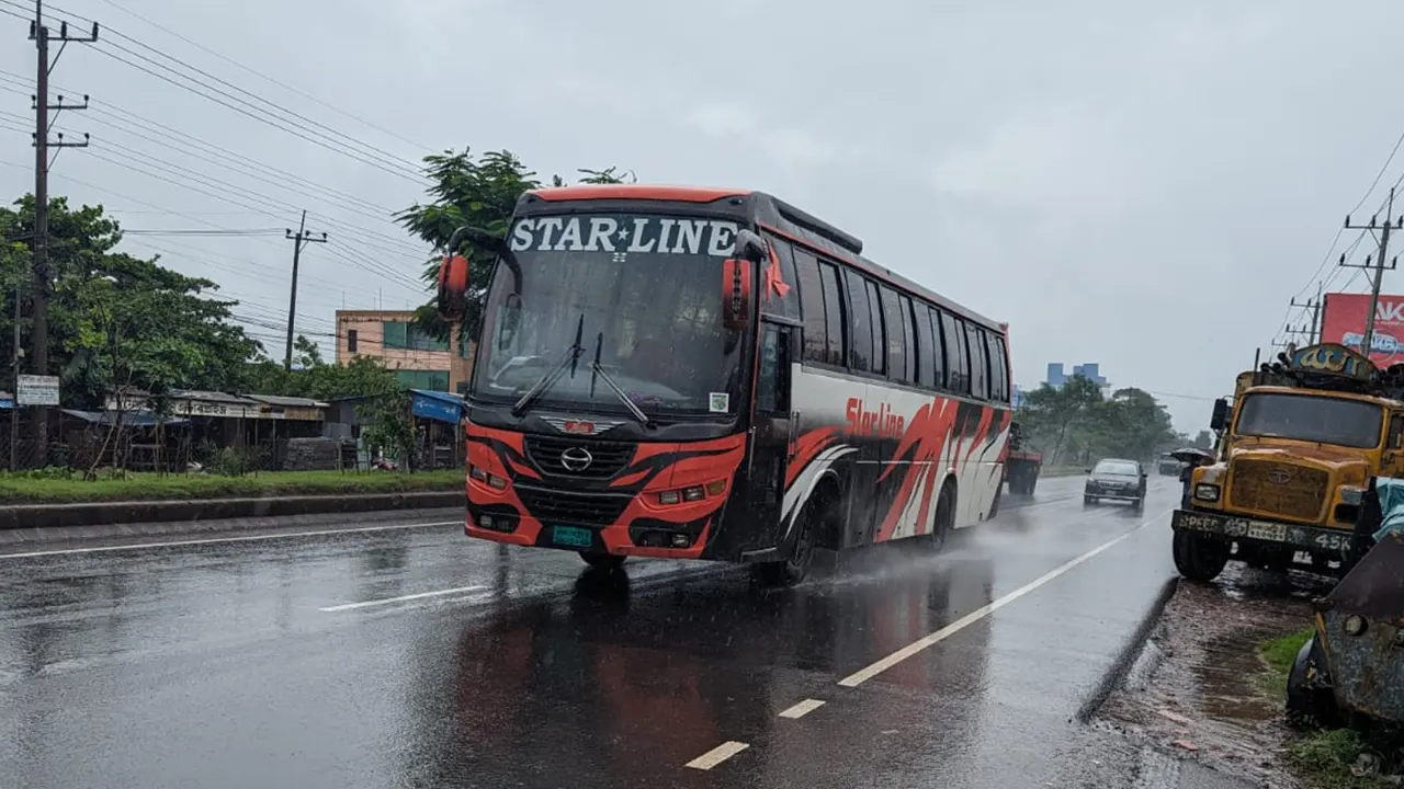 ঢাকা-চট্টগ্রাম মহাসড়কে সড়কে যান চলাচল স্বাভাবিক। ছবি : কালবেলা