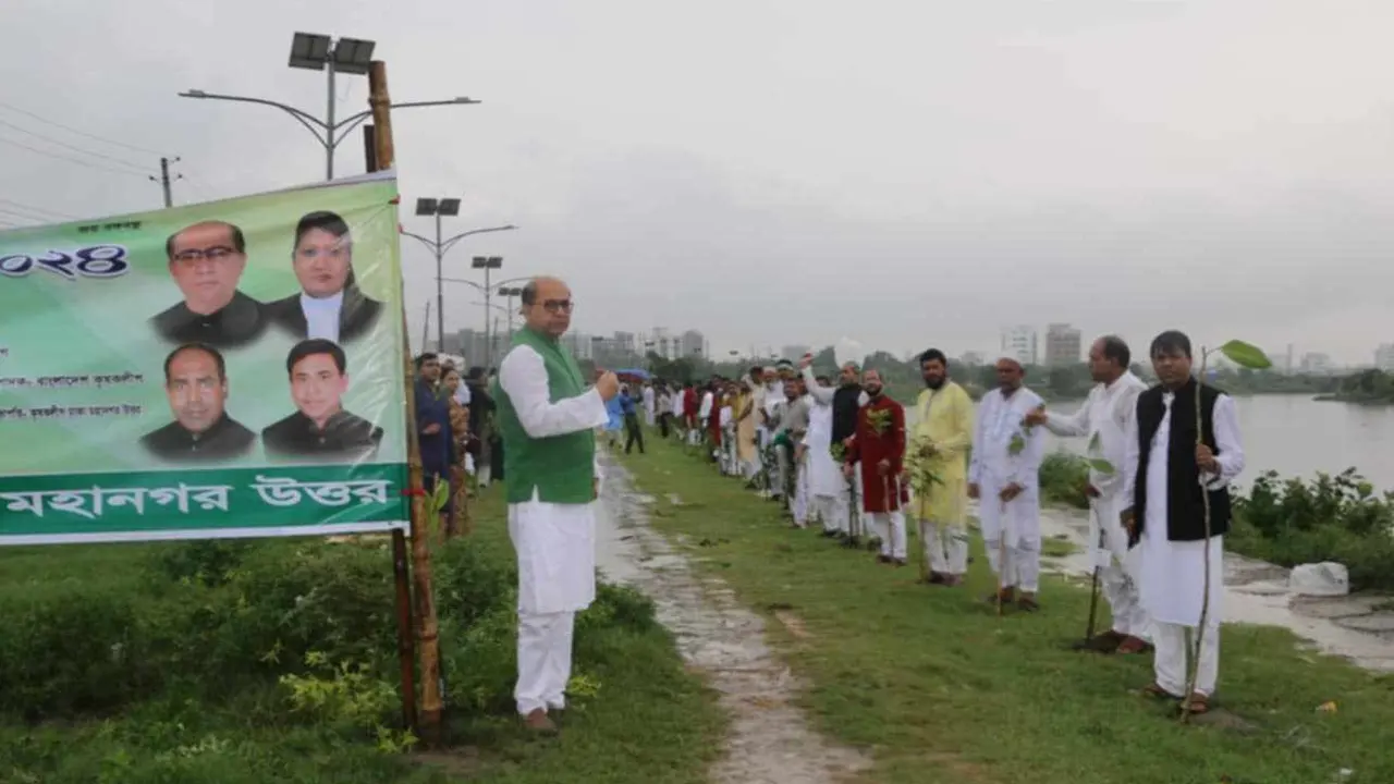 রাজধানীর উত্তরায় ১৫ নম্বর সেক্টর ব্রিজ লেকপাড় ও রাস্তার পাশে কৃষক লীগের উদ্যোগে বৃক্ষ রোপণ। ছবি : কালবেলা
