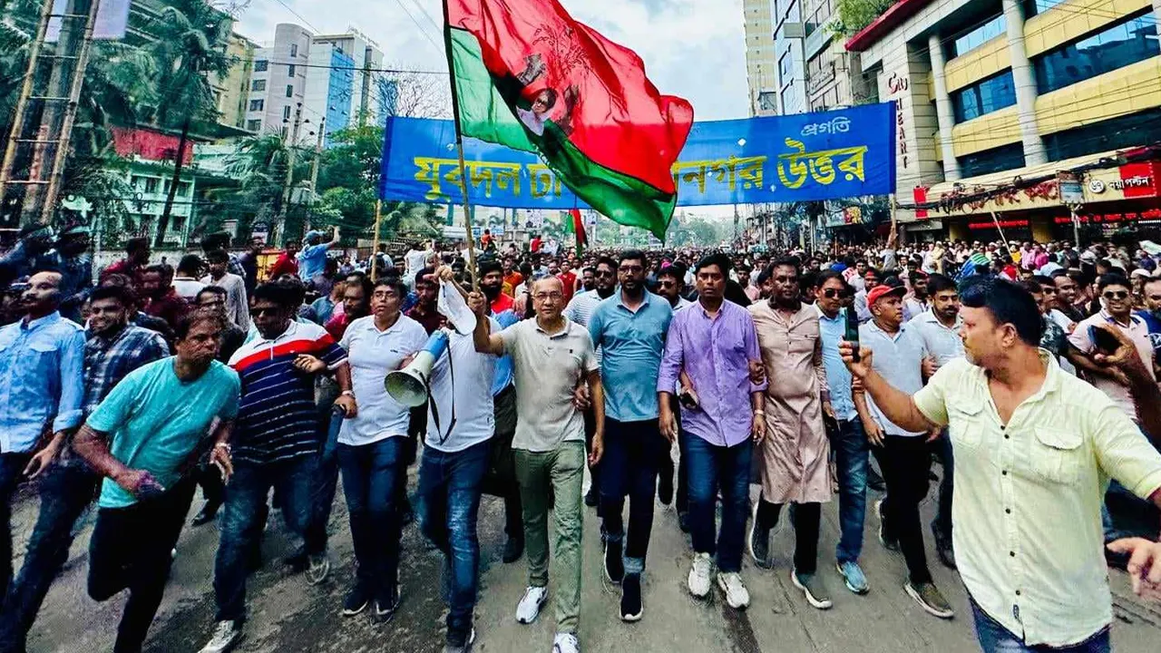 শোডাউন নিয়ে বিএনপির সমাবেশে যোগ দিয়েছেন যুবদলের সদ্য বিলুপ্ত কমিটির সাধারণ সম্পাদক আব্দুল মোনায়েম মুন্না। ছবি : কালবেলা