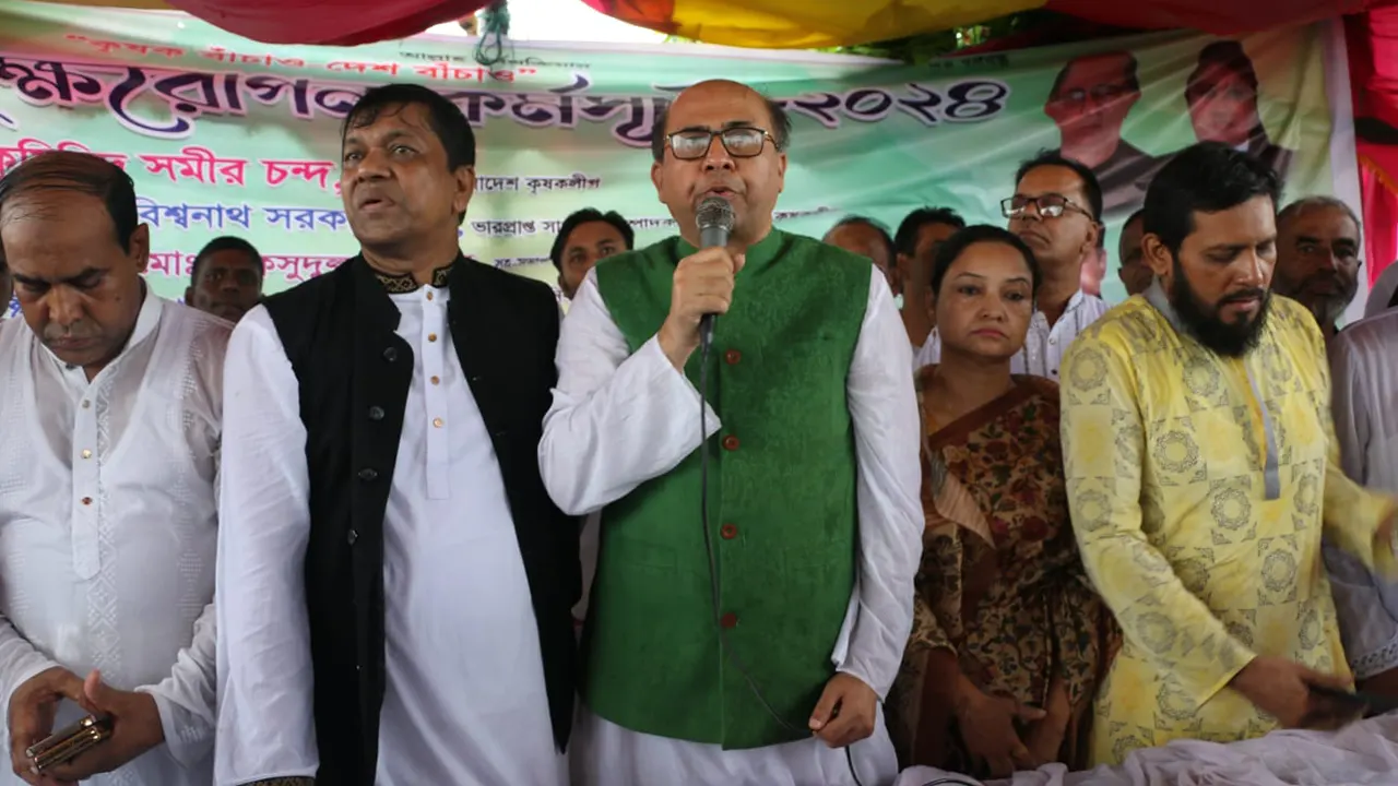 উত্তরায় বৃক্ষরোপণ শেষে কথা বলেন কৃষক লীগের সভাপতি কৃষিবিদ সমীর চন্দ। ছবি : সৌজন্য  
