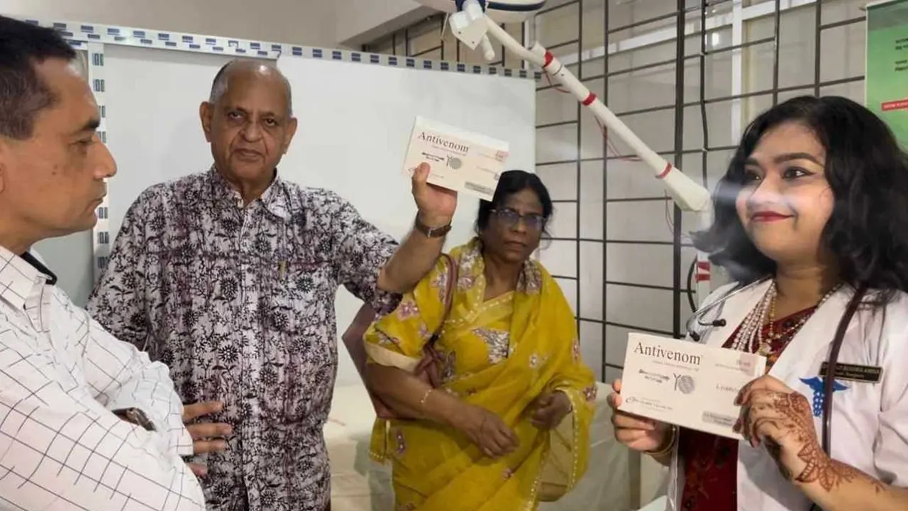 রূপগঞ্জ উপজেলা স্বাস্থ্য কমপ্লেক্স পরিদর্শনকালে অ্যান্টিভেনম হাতে স্বাস্থ্যমন্ত্রী ডা. সামন্ত লাল সেন। ছবি : কালবেলা