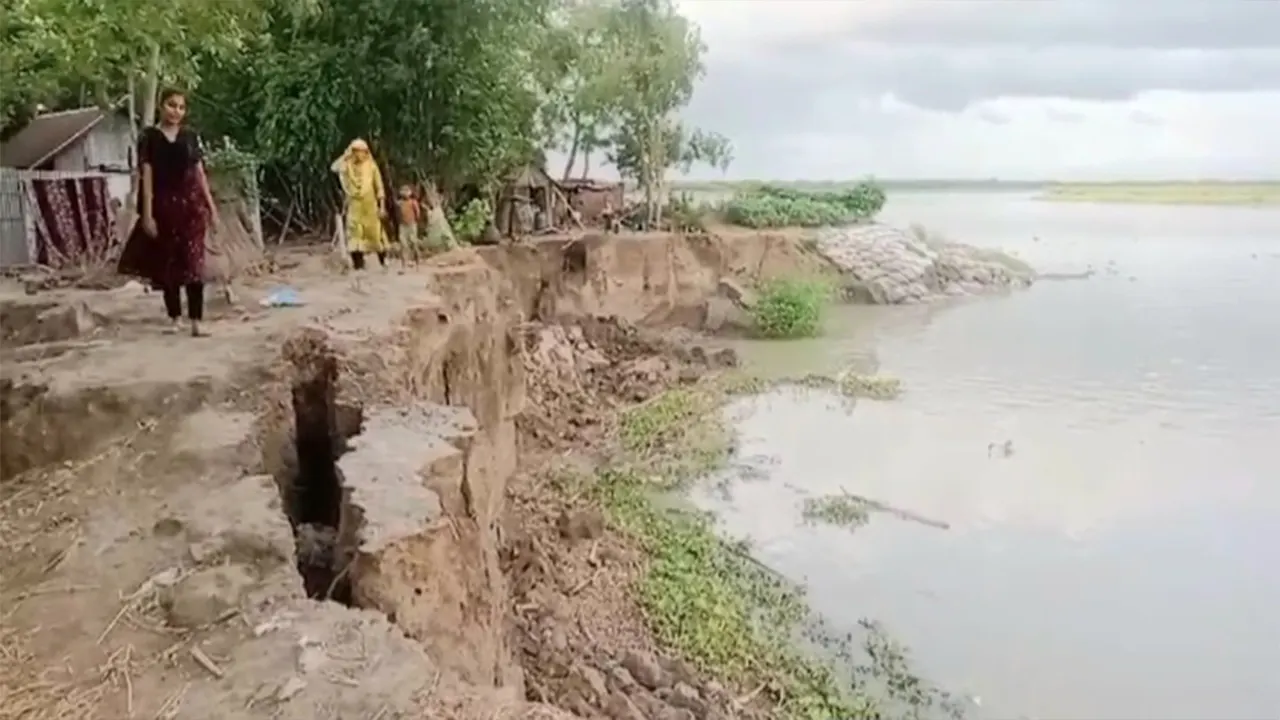 নদীগর্ভে বিলীন ভাঙনের একাংশ। ছবি : কালবেলা