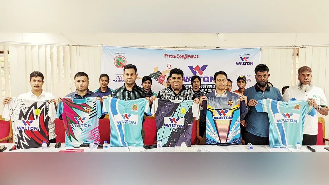 ‘ওয়ালটন ৪র্থ জাতীয় (নারী ও পুরুষ) ফুটভলি প্রতিযোগিতা-২০২৪’ এ অংশগ্রহণকারী দলের জার্সি উন্মোচন। ছবি : সৌজন্য