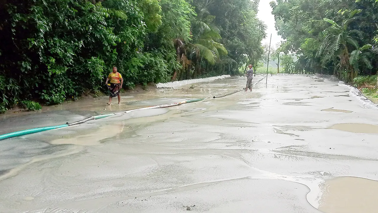 ফসলি জমি থেকে বালু উত্তোলন। ছবি : কালবেলা