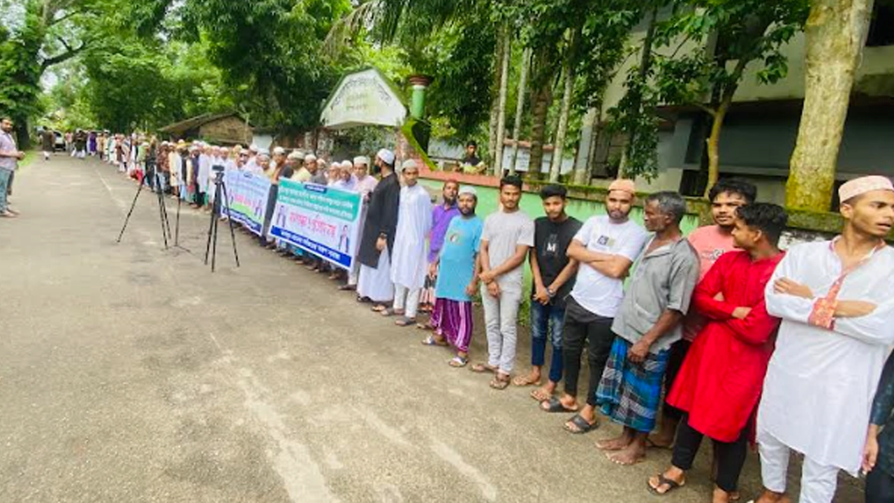 মনসুর মোহাম্মদিয়া সিনিয়র মাদরাসার সামনে মানববন্ধন কর্মসূচি পালন করেন। ছবি : কালবেলা