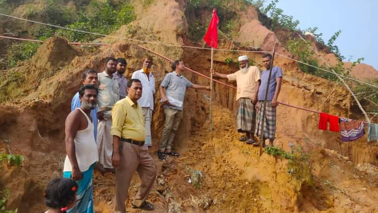 পাহাড়ি টিলায় লাল পতাকা সংকেত টানিয়ে দিচ্ছেন স্থানীয় জনপ্রতিনিধিসহ সংশ্লিষ্টরা। ছবি : কালবেলা