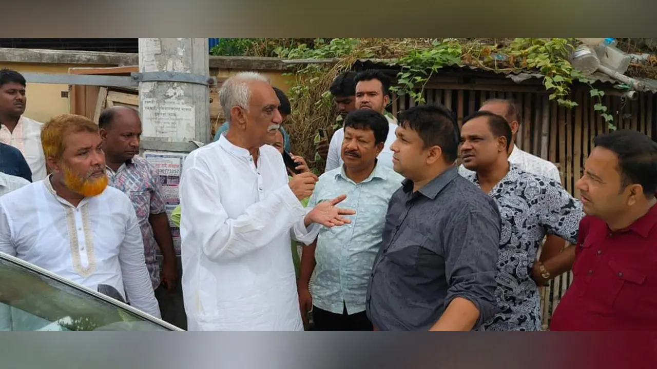 মুক্তি পেয়ে এলাকাবাসীর সঙ্গে বিএনপি নেতা আবু সাঈদ চাঁদ। ছবি : কালবেলা