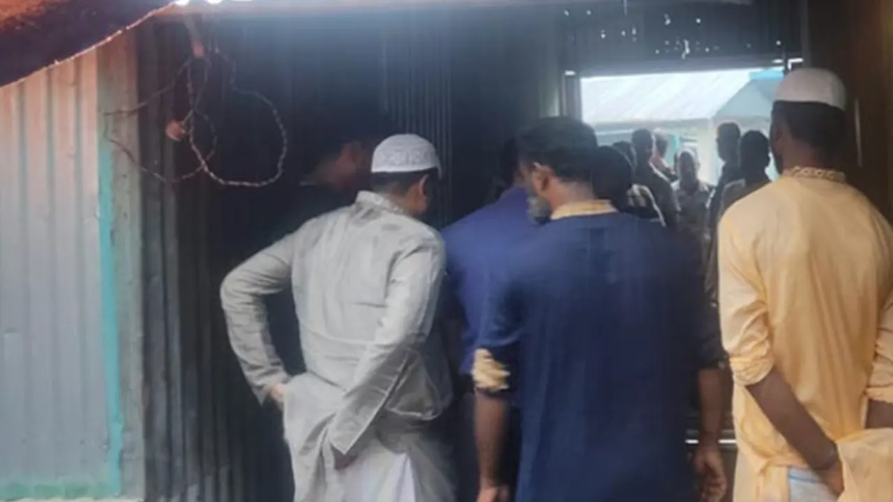 নিহতের বাড়িতে স্থানীয়দের ভিড়। ছবি : কালবেলা