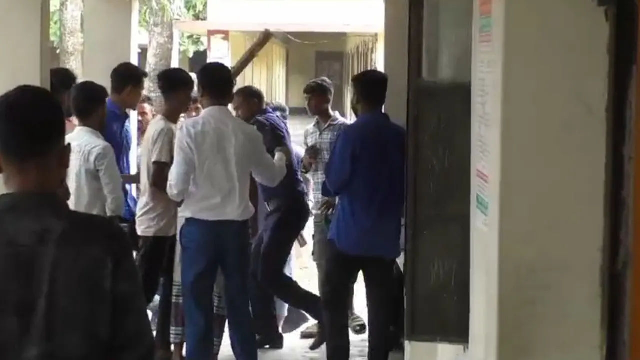 এইচএসসি পরীক্ষা দিতে না পারা শিক্ষার্থীরা হলের বাইরে অবস্থান নেয়। ছবি : কালবেলা