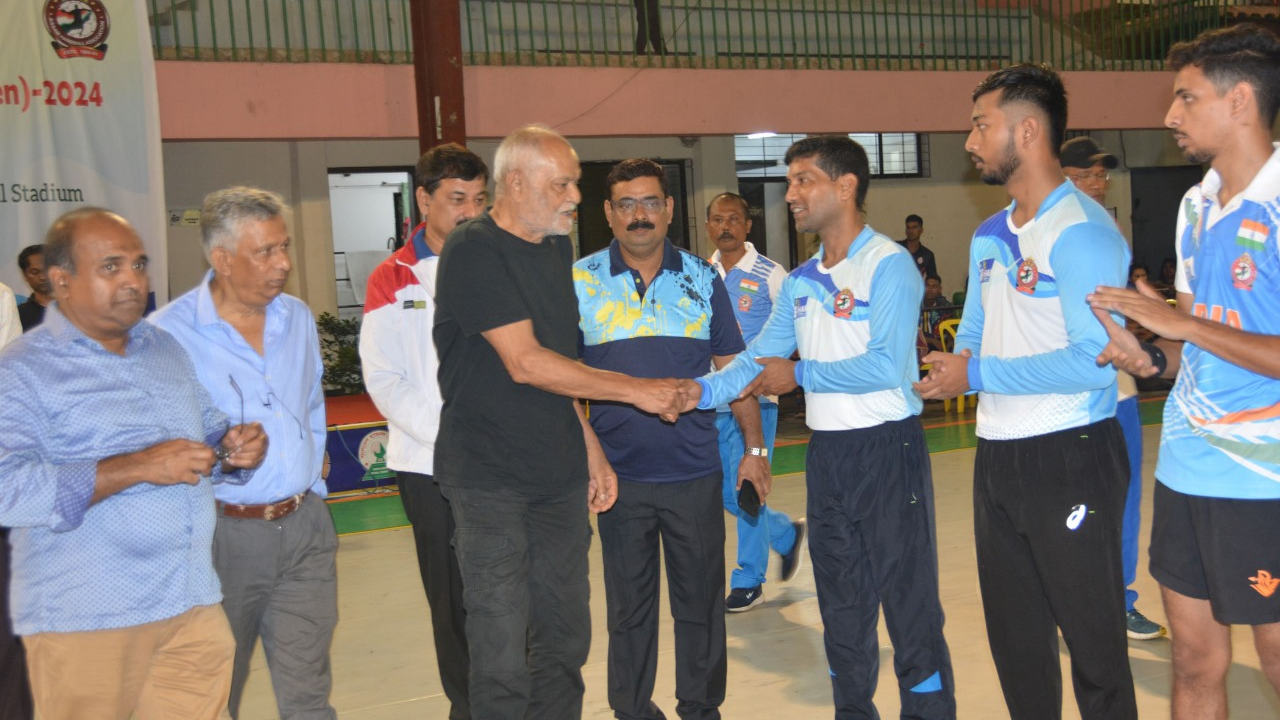 খেলোয়াড়দের সঙ্গে পরিচিত হচ্ছেন অতিথিরা। ছবি : সংগৃহীত