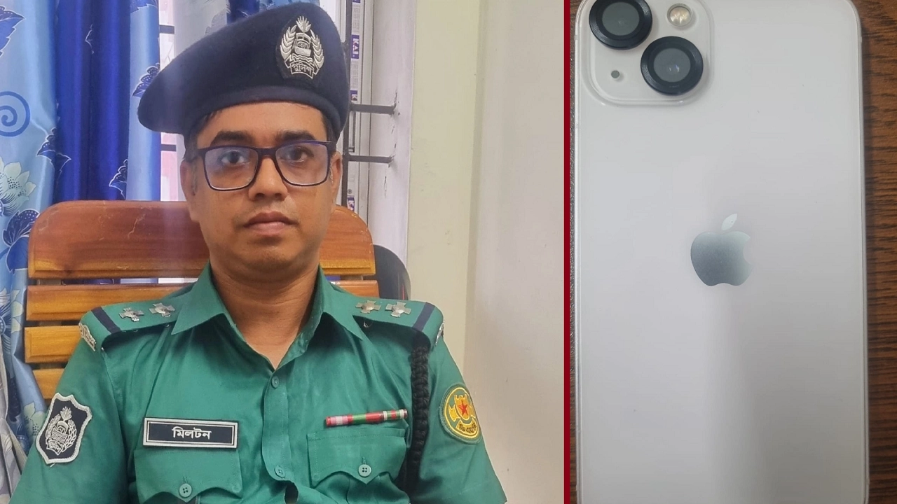 বাঁমে উপ-পরিদর্শক মিলটন কুমার দেব দাস ও ডানে উদ্ধার হওয়া আইফোন-১৩। ছবি : কালবেলা