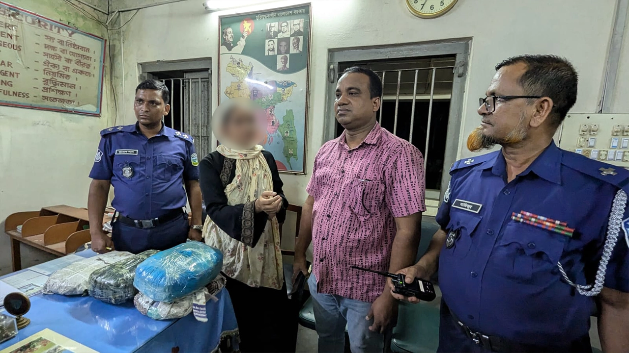 বাকৃবিতে গাঁজাসহ আটককৃত নারী। ছবি : কালবেলা