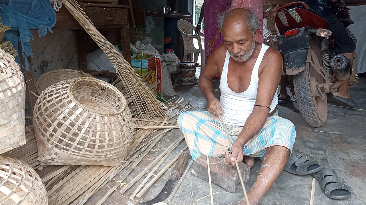 বাঁশ ও বেতের সামগ্রী তৈরি করেন কুমিল্লার ব্রাহ্মণপাড়ার লক্ষ্মণ চন্দ্র নম। ছবি : ছবি : কালবেলা