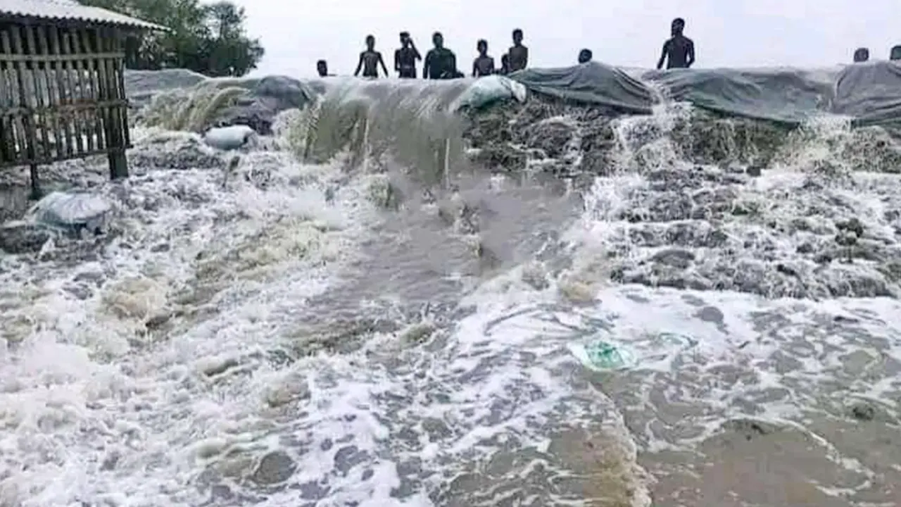 ভোলায় শহর রক্ষা বাঁধ ভেঙে প্রবাহিত হচ্ছে পানি। ছবি : কালবেলা