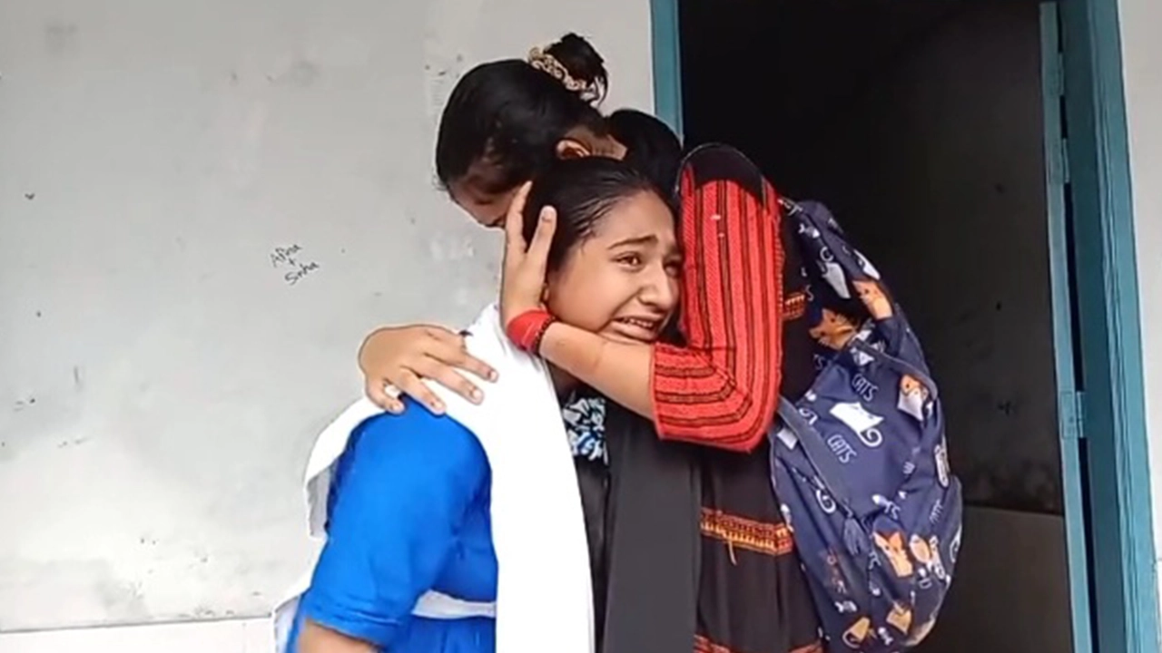 আফিয়া আক্তারের মৃত্যুর ঘটনায় একে অপরকে জড়িয়ে কান্না করছেন দুই সহপাঠী। ছবি : কালবেলা