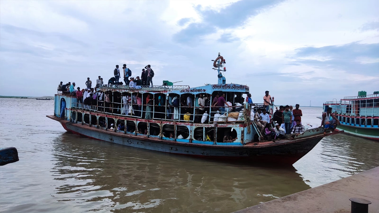 আরিচা-কাজিরহাট নৌরুটে যাত্রীবোঝাই করে চলছে লঞ্চ। ছবি : কালবেলা