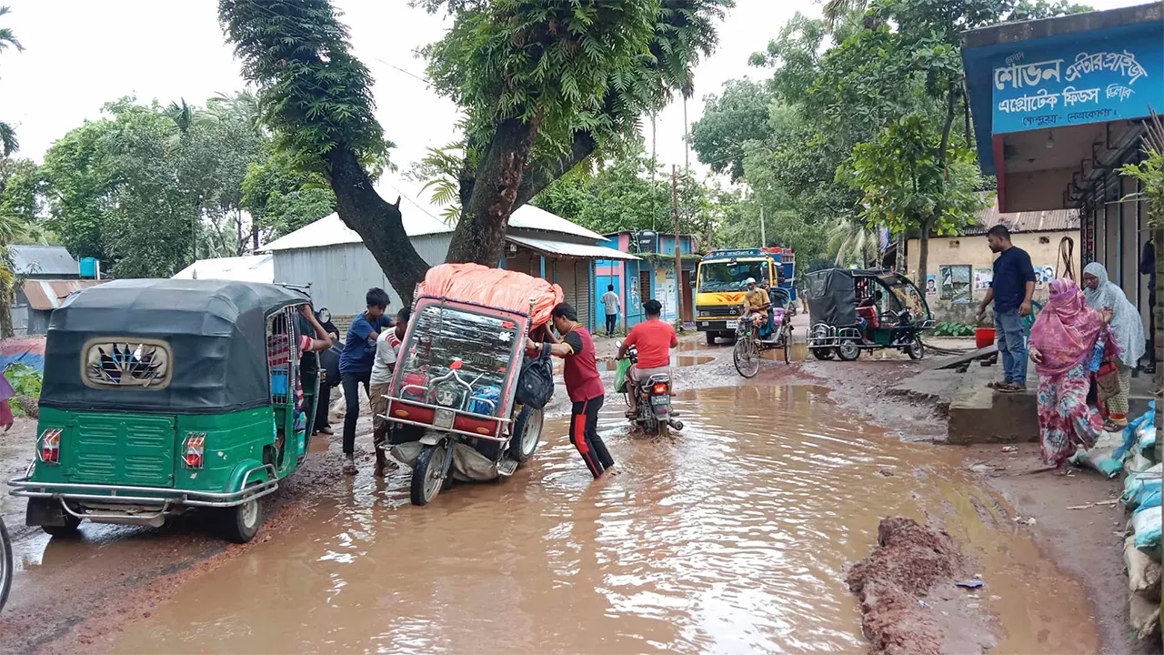 ছোট-বড় অসংখ্য খানাখন্দের সৃষ্টি হওয়ায় ভোগান্তিতে সাধারণ মানুষ। ছবি : কালবেলা
