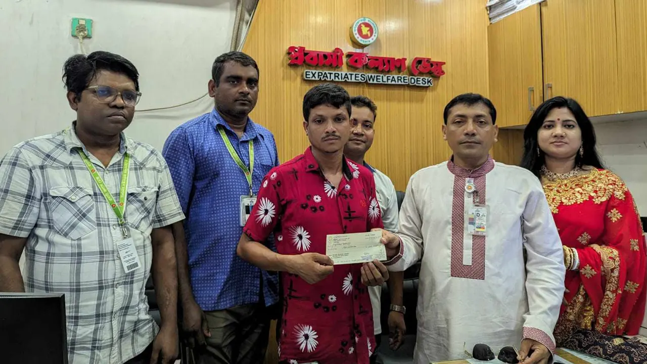 প্রবাসীদের লাশ পরিবহন ও দাফন বাবদ চেক বিতরণ। ছবি : কালবেলা